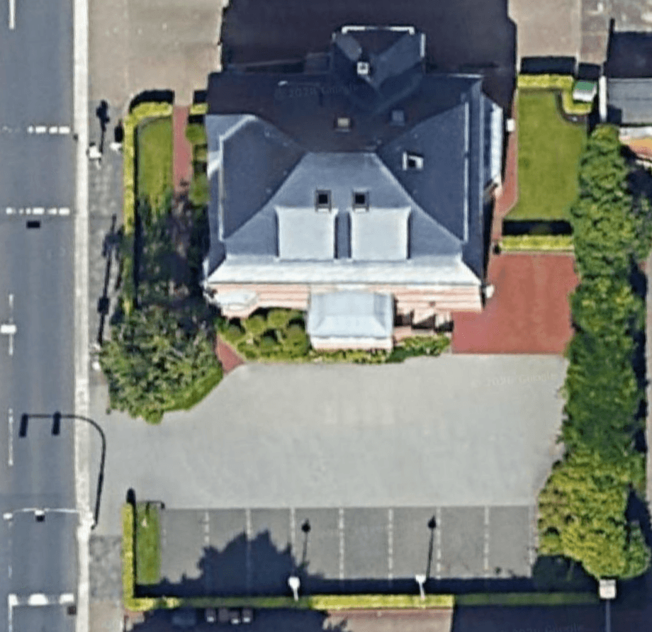 Kostenlose Parkplätze hinter dem Kanzleigebäude